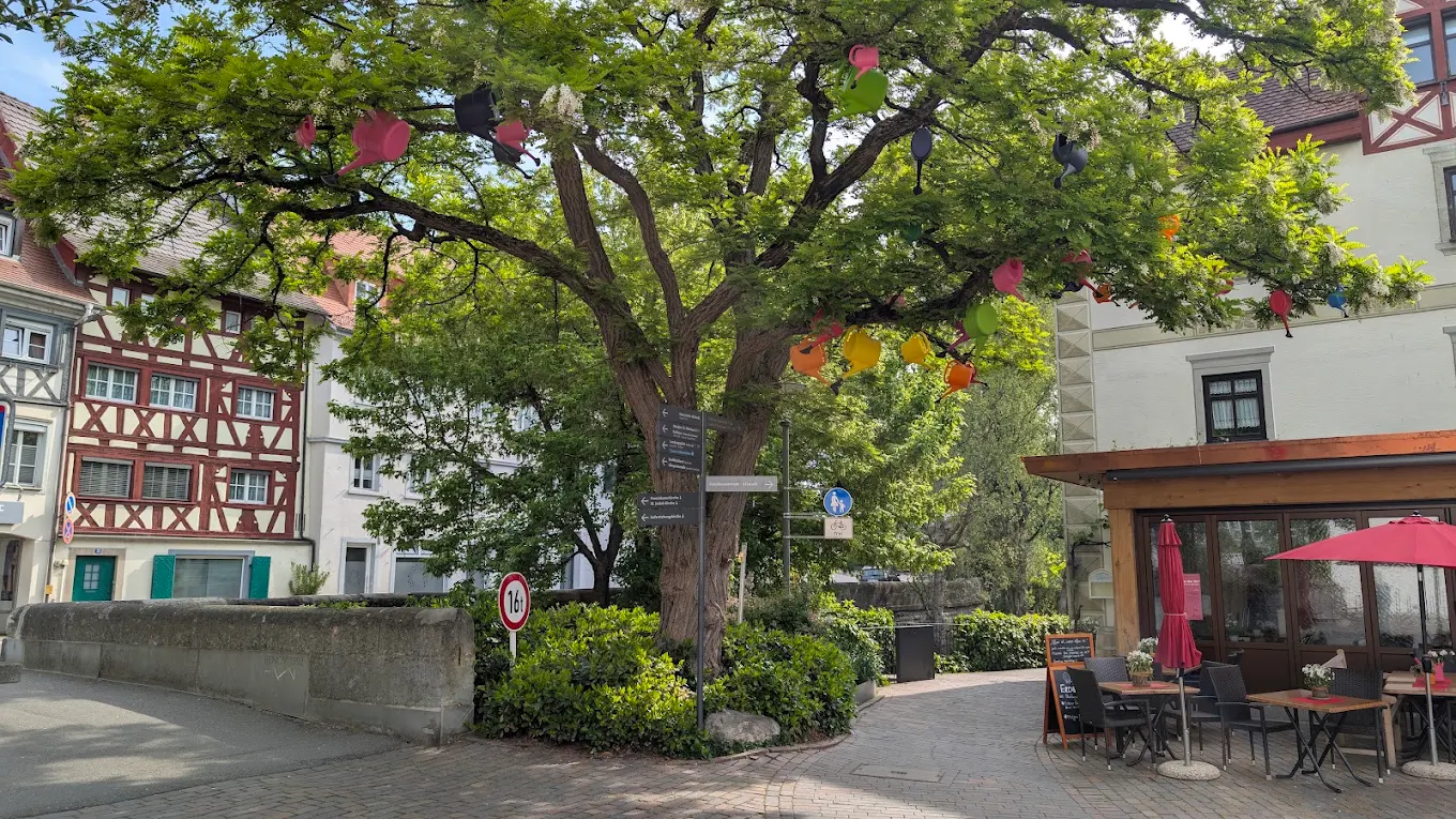 Das Weinhaus Renker in der Überlinger Altstadt an der Stadtmauer, davor der bunt geschmückte Baum